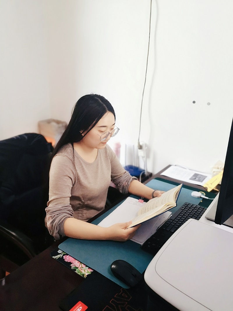 202004261587898030106916.jpg 機(jī)關(guān)人員品讀好書(shū).jpg