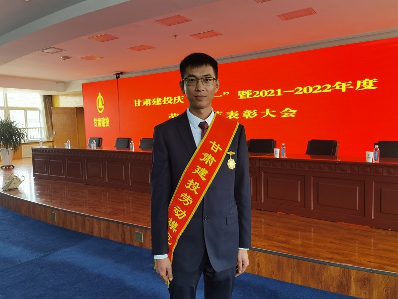 202305041683161231386737.jpg 魏鵬勞模照.jpg